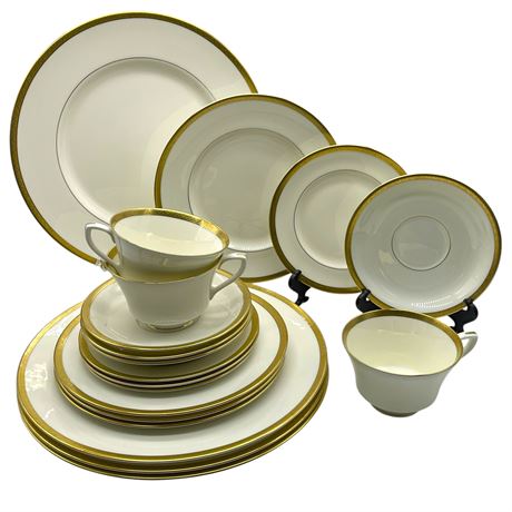 1963 Royal Worcester Coventry 19 pc - Service for 4 (MISSING A CUP)