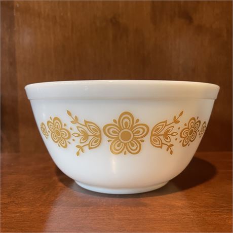 Vintage "Butterfly Gold" 1.5 qt. Mixing Bowl