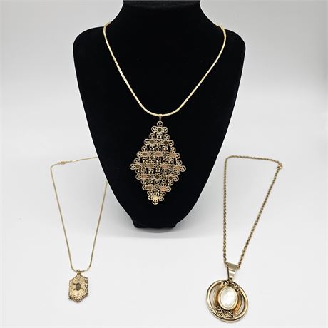 Gold Tone Fashion Necklace Lot 1