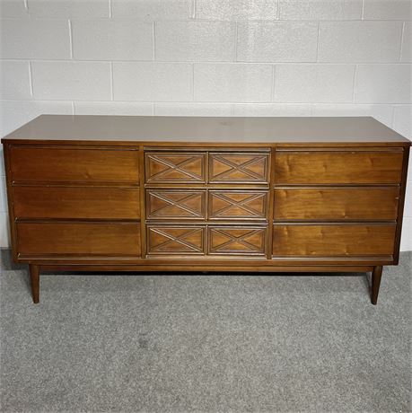 Bassett Mid-Century 9-Drawer Dresser