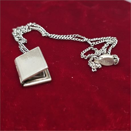 Silver Child/Doll 1/2 inch picture locket "Sterling" on locket and Sterling o
