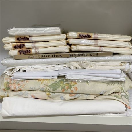 Bedding Cleanout - Mainly Twin Sheets & Stand Size Pillowcases
