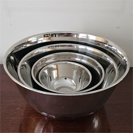 Nesting Set of Metal Mixing Bowls