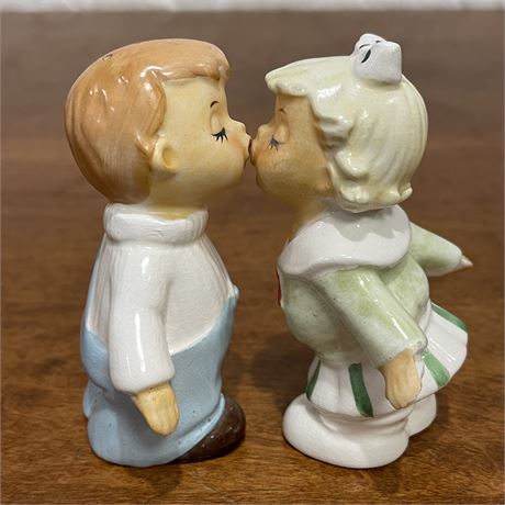 Vtg Ceramic Kissing Boy and Girl S&P Shakers