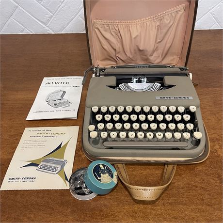 Smith-Corona Skyriter Lightweight Portable Typewriter in Case w/Owners Manual