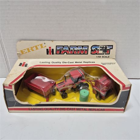 NIB Vintage Ertl International Harvester Tractor Farm Set