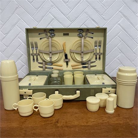 Vtg Brexton "Bandalasta" Picnic Set in Original Travel Case