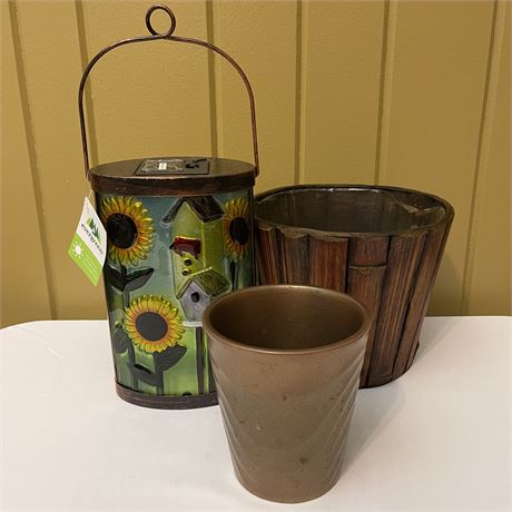 NWT Solar Powered Hanging Garden Decor with Planters
