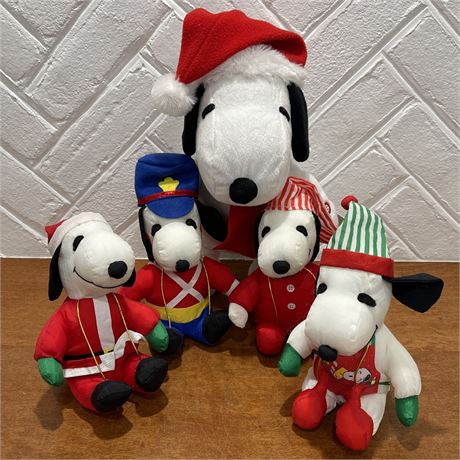 Christmas Animated/Singing Snoopy with Snoopy Collectible Plush Toys