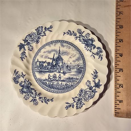 "Tulip Time" dinner plate made by Johnson Bros. The plate was produced in Engla