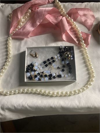 Jewelry-2 necklace 2 pair earrings