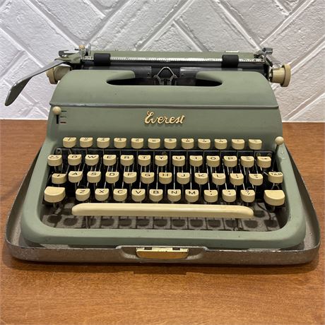 Vintage Everest Deluxe Typewriter in Case