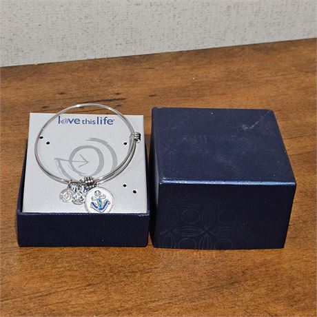 "Love This Life", Bracelet