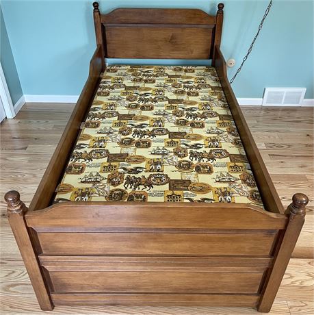Vtg Solid Wood Twin Size Trundle Bed (no mattresses)