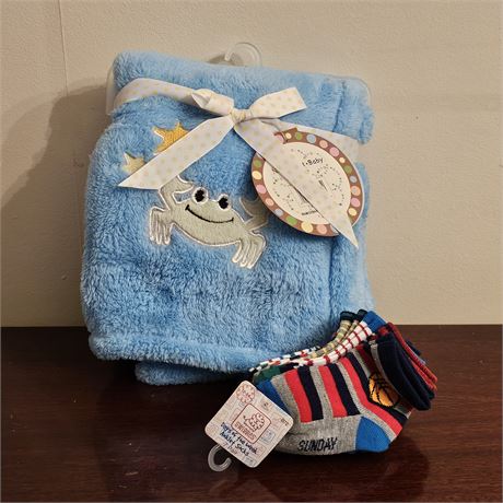 *NIB* Baby Boy Blanket & Pack of 7 Pairs of Socks