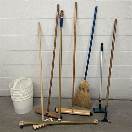 Outdoor Tools & Sweepers