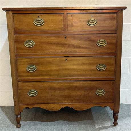 Antique Federal Chest of Drawers / Dresser