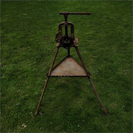 tripod pipe vise