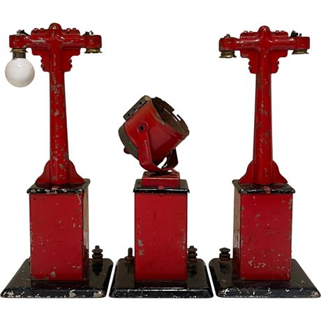 Vtg Louis Marx & Company O Gauge Electric Light Posts & Central Beacon Light
