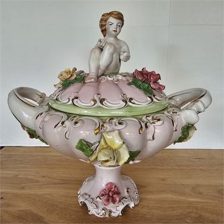 Capodimonte handcrafted porcelain tureen with lid