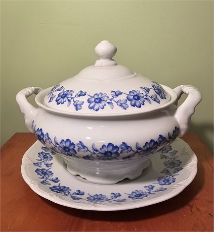 Leart~Covered Dish and Matching Plate Serving Set