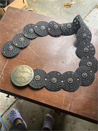 Western-style faux leather disc belt.