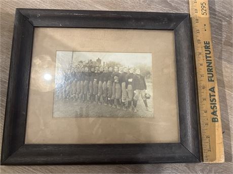 vintage photograph of an early 20th-century American football team. The specific