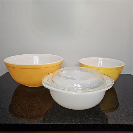Yellow/Orange Pyrex Mixing Bowls & White Lidded Pyrex Dish