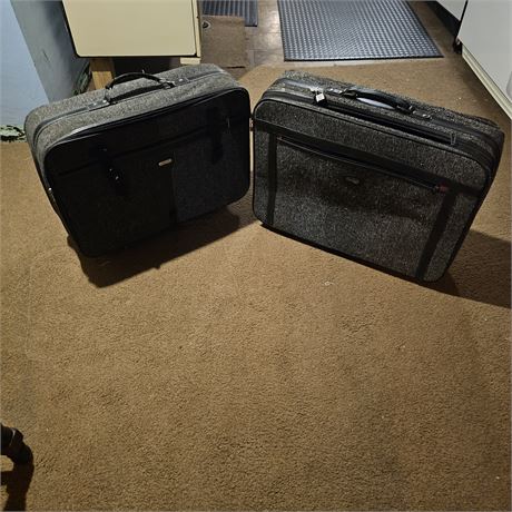 2 Vintage Hampshire Luggage Gray