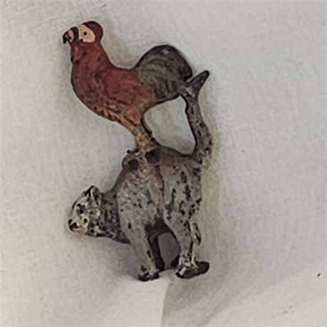Bronze sculpture depicting the Bremen Town musicians: a rooster on top a cat