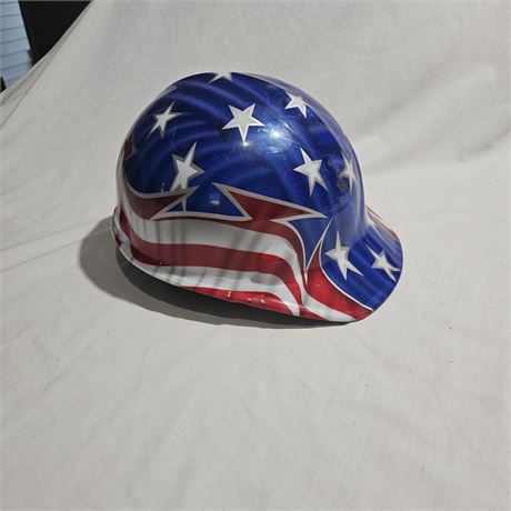 Full-brim hard hat with a patriotic American flag design.