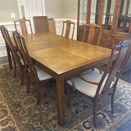 Beautiful Dining Room Table with Leaf, Table Pads and 6 Chairs