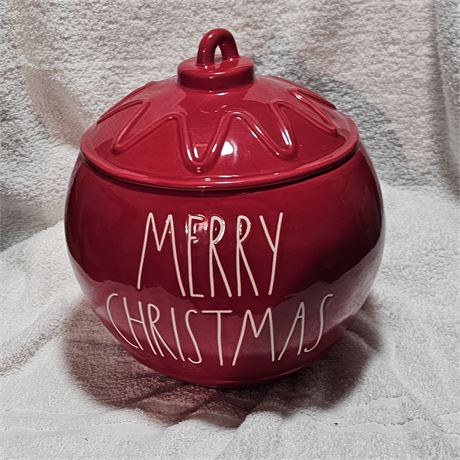 Pyrex Homestead casserole dish with a lid.