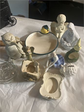 Group of miscellaneous ceramic and glass figurines and decorative objects,