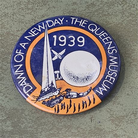 1939 New York world's fair Queen's museum badge