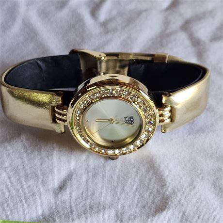 Vintage ELIZABETH TAYLOR White Diamonds Gold Tone Rhinestone Crystal Watch