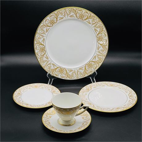 Jaeger & Co (37 pieces) Golden Chantilly Fine Porcelain Dinnerware Collection