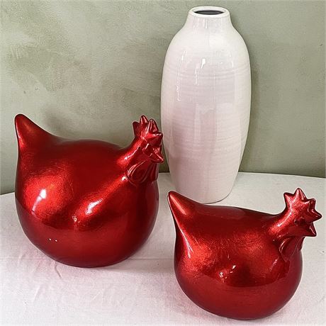 Pair of La Dolce Vita Hen House Hens w/ Glazed Ceramic White Vase